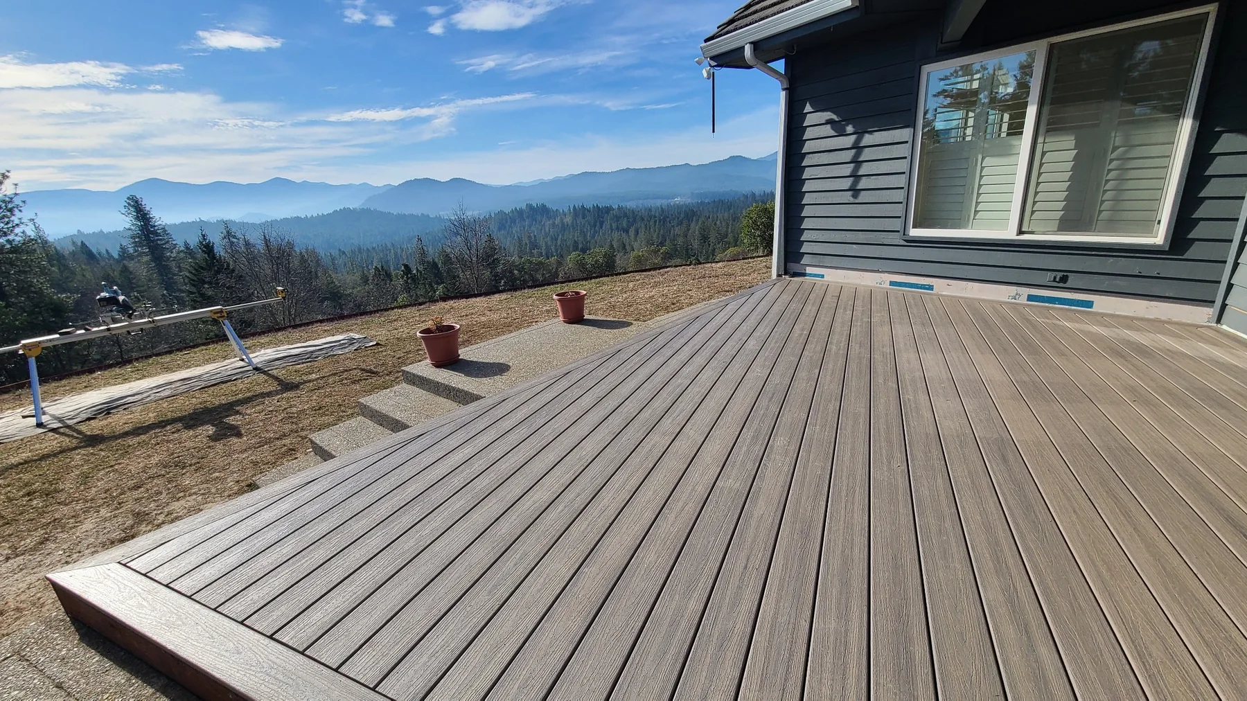 Finished Trex deck with mountain view in Grants Pass, Oregon