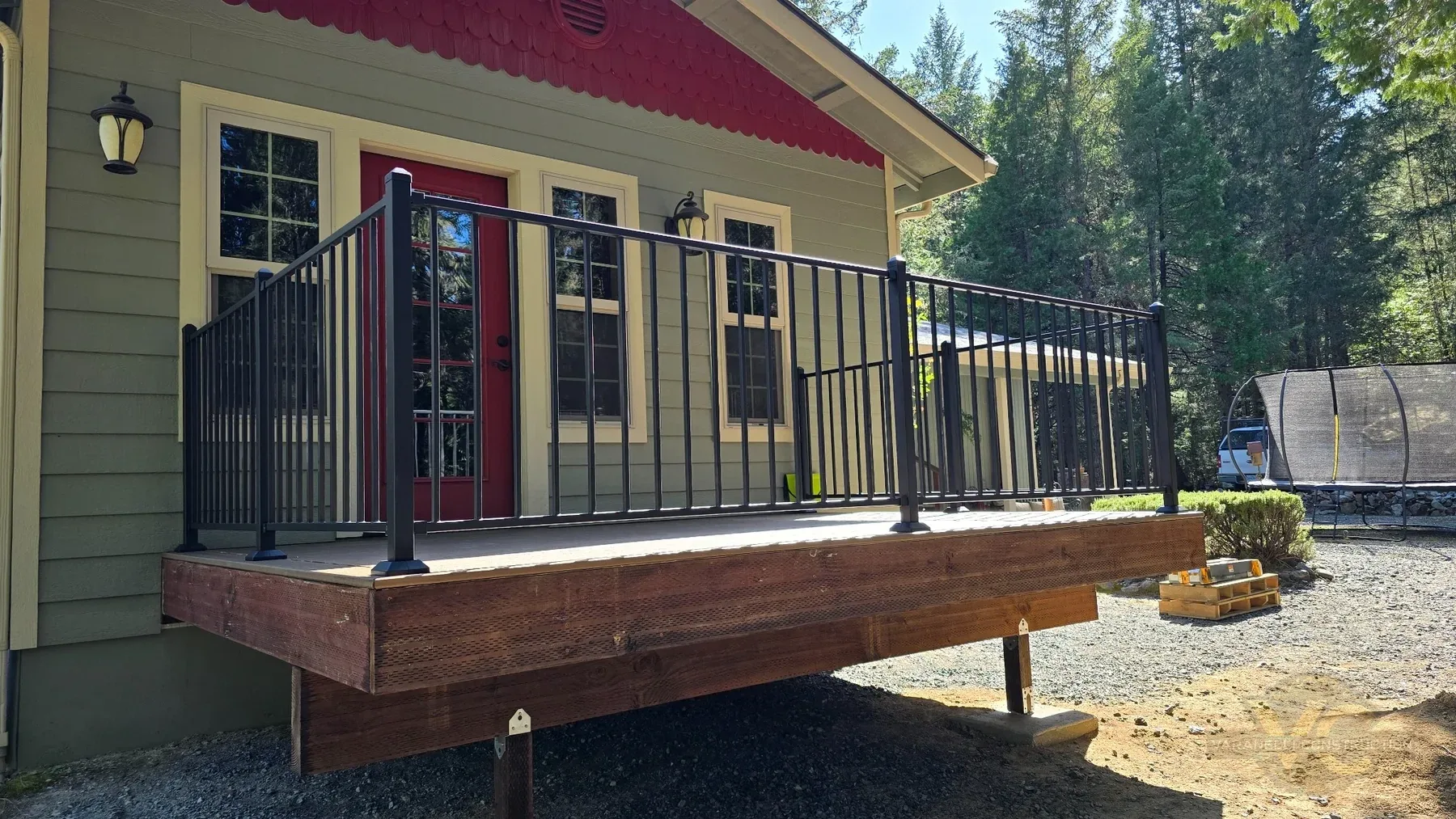 Finished Trex deck with black metal railing in Rogue River, Oregon