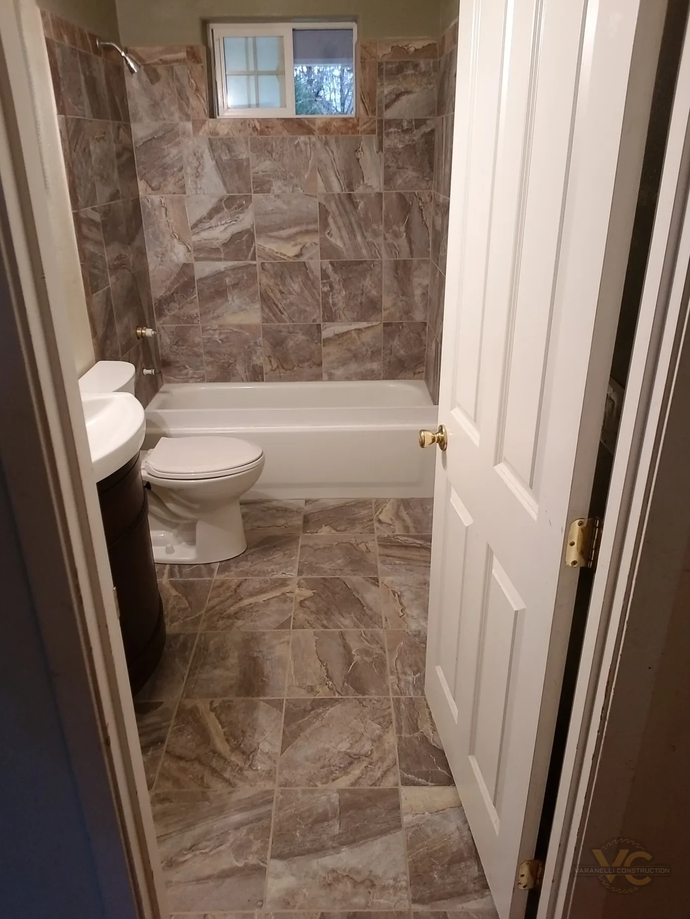 Stone-look tiled bathroom by Varanelli Construction